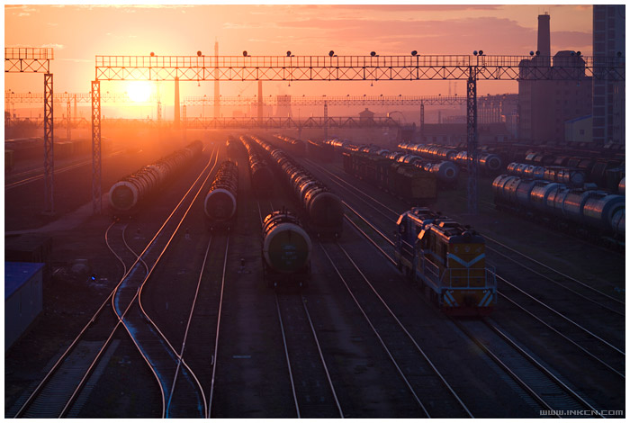 夕阳里的满洲火车站依旧繁忙，这里是中俄铁路交通的枢纽