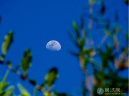 艳阳天的月亮