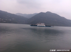 云阳黄昏后的渡轮